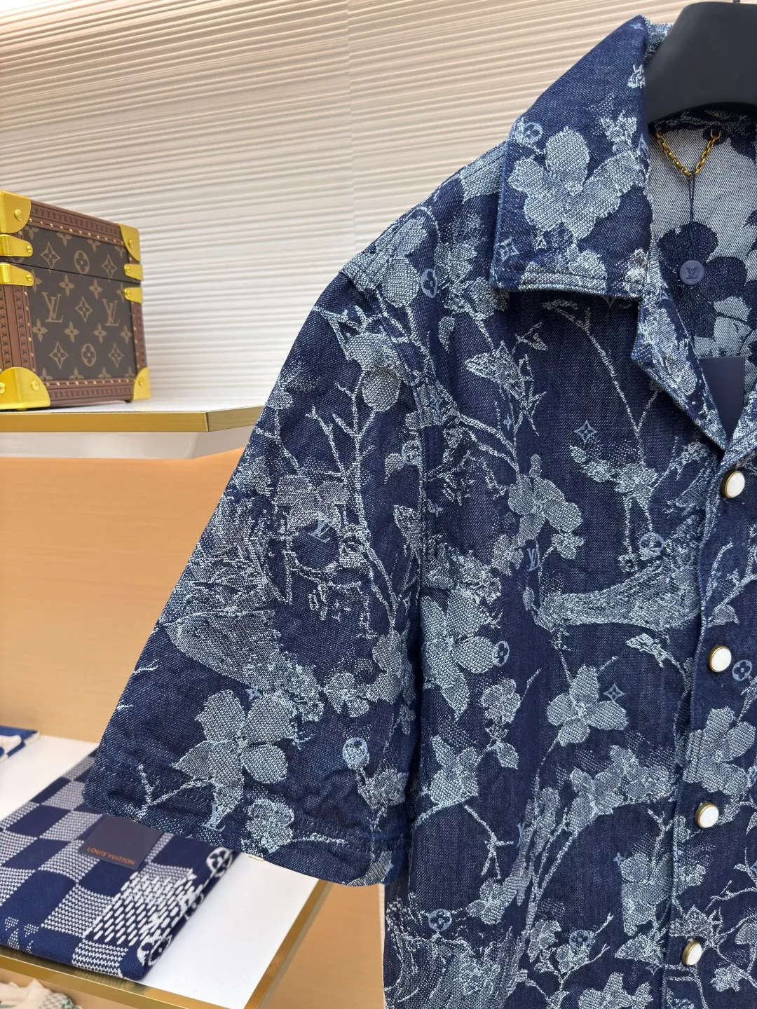 LOUIS VUITTON floral embroidered letter short-sleeved shirt ●Authentic product: Purchased and developed for 9499 ●Item number: 1680178-B40 ●Fabric: denim fabric ●Technology: jacquard production ●Version: fitted version ●Weight: about 770 grams ●Size: S-M-L-XL ●Description: Made of customized cotton jacquard denim fabric, 100% cotton imported yarn, decorated with floral and surf pattern designs throughout, Monogram pattern is depicted on it, the jacquard is integrated with the fabric, and the placket is molded with customized pearlescent buttons with LV letter logo, truly 1:1 copy. The overall wiring is straight and delicate, the fabric is comfortable and soft, and the color is consistent without color difference. It can be matched with the same style to create a fashionable look and control various occasions. Customized accessories, complete with three standards, same style for men and women!